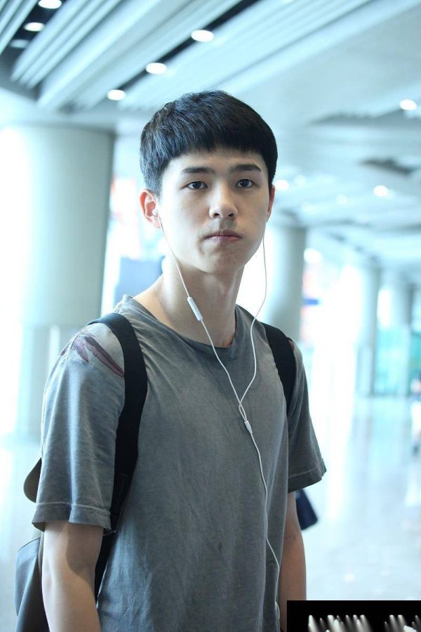 炒股配资平台 开学剪对发型=颜值开挂！刘昊然同款清爽短发照着剪准没错